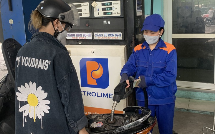 Lùi ngày điều chỉnh giá xăng dầu trong nước sang 5/9