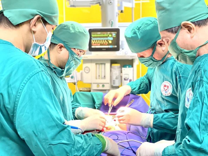 Quảng Ninh: Phát hiện hơn 100 viên sỏi mật trong ổ bụng người đàn ông
- Ảnh 1.