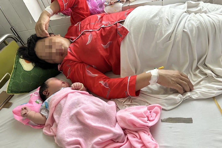 TPHCM: Bé gái sơ sinh chào đời nặng 6,1 kg - Ảnh 1.