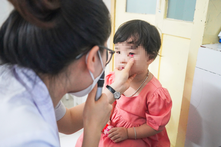 Nghệ An: Gia tăng bệnh nhi đau mắt đỏ, bác sĩ khuyến cáo cách phòng tránh - Ảnh 1. Nghệ An: Gia tăng bệnh nhi đau mắt đỏ, bác sĩ khuyến cáo cách phòng tránh - Ảnh 1.