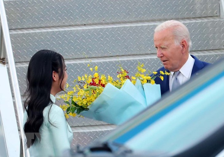 Tổng thống Hoa Kỳ Joe Biden tới Hà Nội, bắt đầu chuyến thăm Việt Nam - Ảnh 5. Tổng thống Hoa Kỳ Joe Biden tới Hà Nội, bắt đầu chuyến thăm Việt Nam - Ảnh 5.