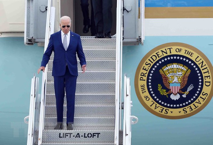 Tổng thống Hoa Kỳ Joe Biden tới Hà Nội, bắt đầu chuyến thăm Việt Nam - Ảnh 4. Tổng thống Hoa Kỳ Joe Biden tới Hà Nội, bắt đầu chuyến thăm Việt Nam - Ảnh 4.