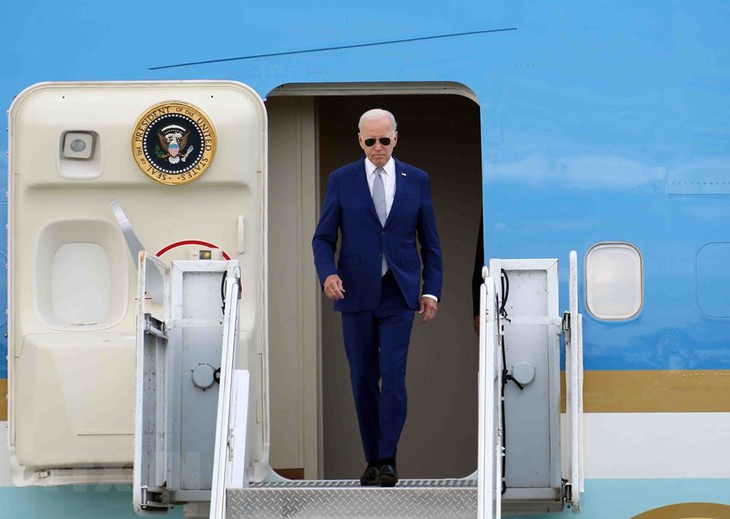 Những hình ảnh đầu tiên của Tổng thống Hoa Kỳ Joe Biden tại Việt Nam - Ảnh 1.