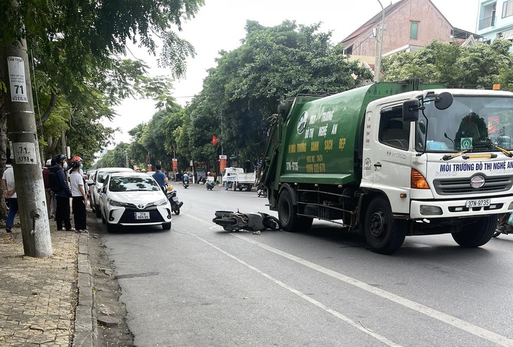 Nghệ An: Mở cửa xe bất cẩn khiến 1 người phụ nữ tử vong - Ảnh 1. Nghệ An: Mở cửa xe bất cẩn khiến 1 người phụ nữ tử vong - Ảnh 1.
