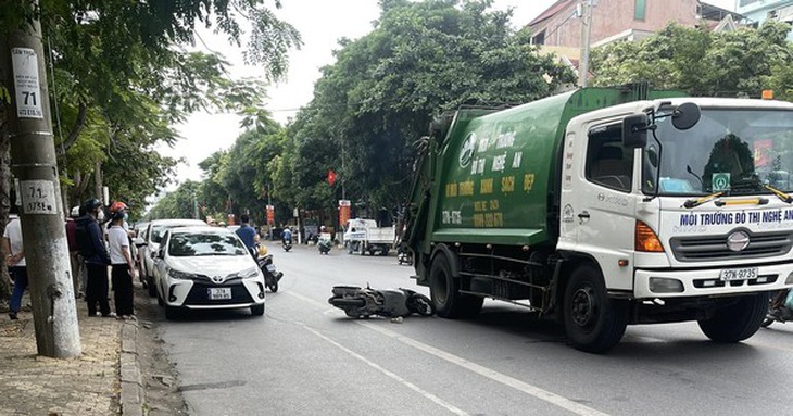 Nghệ An: Tài xế mở cửa xe ô tô khiến 1 phụ nữ tử vong