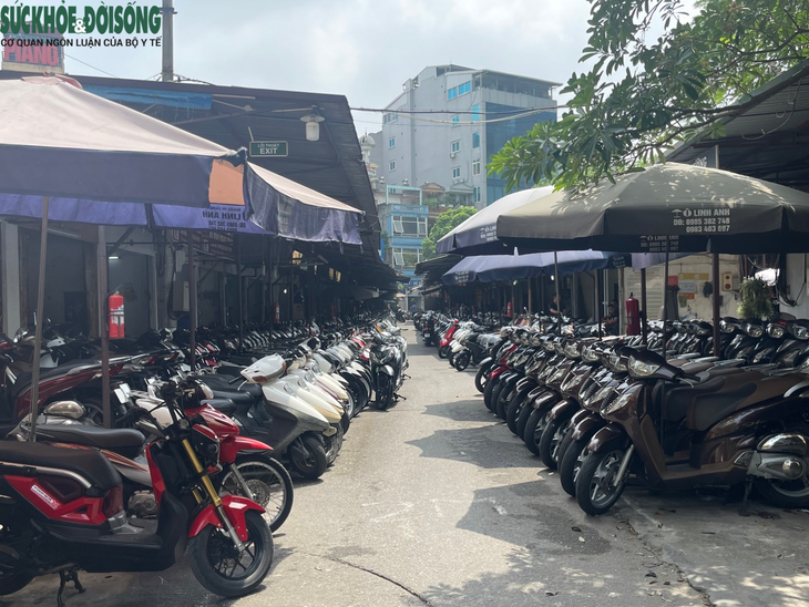 Chủ cửa hàng xe máy cũ ở Hà Nội: "Chỉ còn chờ phá sản, sắp về quê chăn vịt" - Ảnh 1.