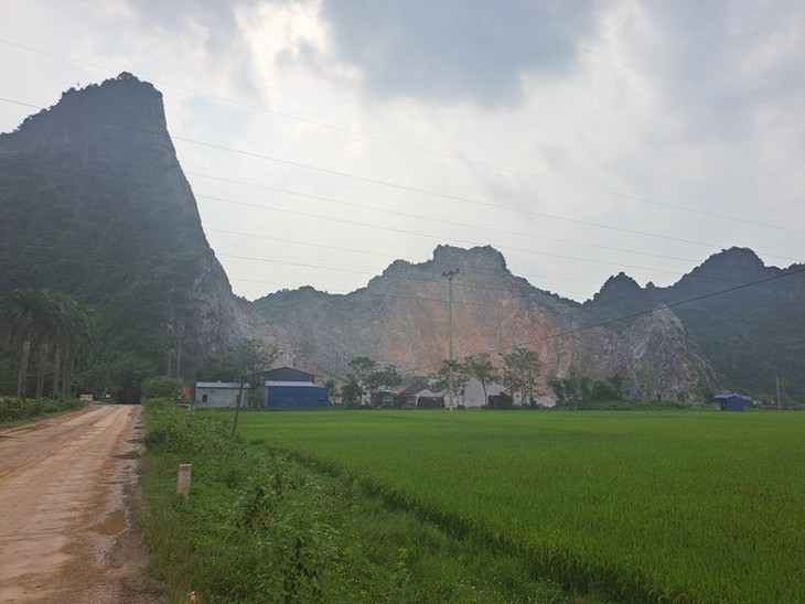 Nam công nhân rơi từ mỏ đá xuống tử vong thương tâm - Ảnh 1.