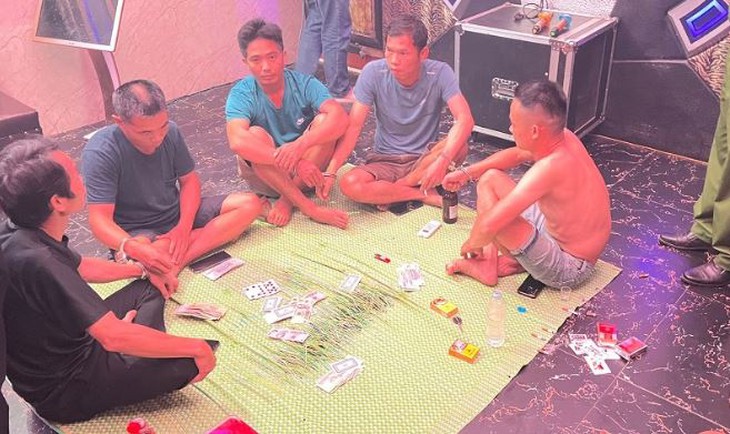 Khởi tố nhóm đối tượng đánh bạc trong quán karaoke - Ảnh 1.