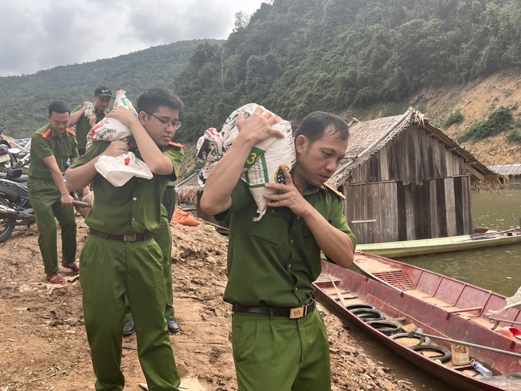 Nghệ An: Chiến sĩ công an băng rừng, vượt suối làm nhà ở cho người nghèo - Ảnh 2.