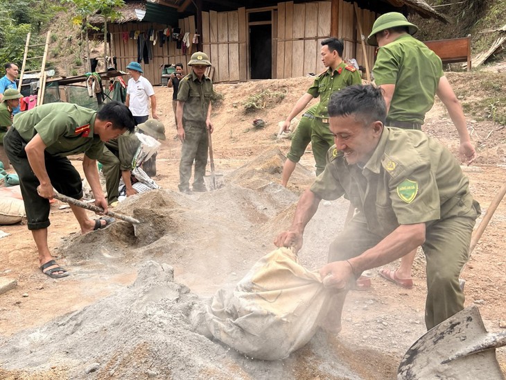 Nghệ An: Chiến sĩ công an băng rừng, vượt suối làm nhà ở cho người nghèo - Ảnh 1.