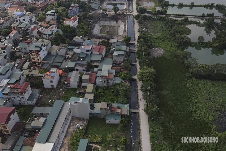 Rác thải phủ kín mương nước thôn Vĩnh Ninh, nơi từng xuất hiện ổ dịch sốt xuất huyết - Ảnh 2.