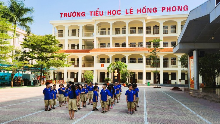 Thiếu nhân viên y tế học đường, mỗi trường tự xoay một kiểu - Ảnh 1.