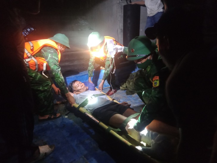 Ngư dân bị tai nạn gần đứt lìa bàn chân khi tàu đánh cá cách bờ 60 hải lý - Ảnh 1. Ngư dân bị tai nạn gần đứt lìa bàn chân khi tàu đánh cá cách bờ 60 hải lý - Ảnh 1.