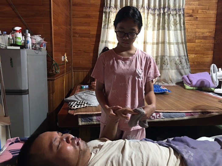 MS 876: Mẹ mất, bố sống thực vật khiến 3 đứa trẻ rơi vào cuộc sống khốn cùng - Ảnh 2. MS 876: Mẹ mất, bố sống thực vật khiến 3 đứa trẻ rơi vào cuộc sống khốn cùng - Ảnh 2.