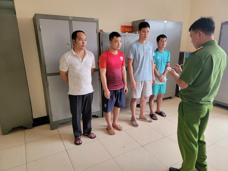 Bắt giữ 5 nhân viên bốc xếp hành lý tại sân bay Nội Bài phá khóa valy, trộm cắp tài sản - Ảnh 1.