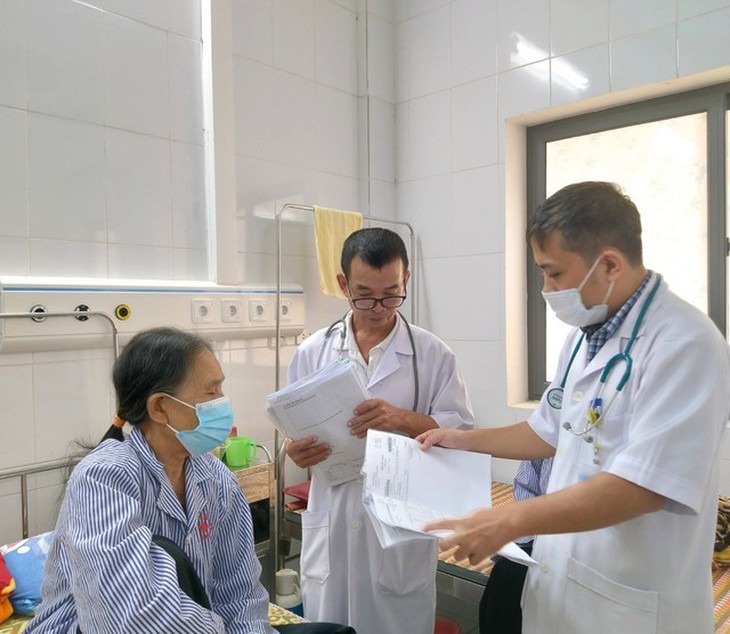 Hà Tĩnh hỗ trợ người khó khăn khi khám chữa bệnh - Ảnh 1.