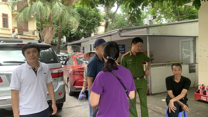 Vụ cháy chung cư Khương Hạ: Hoảng loạn đi tìm người nhà - Ảnh 5. Vụ cháy chung cư Khương Hạ: Hoảng loạn đi tìm người nhà - Ảnh 5.