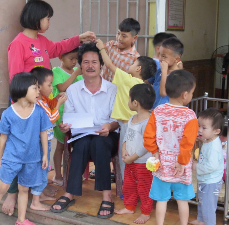 Người thầy nâng đỡ hàng trăm trẻ bất hạnh - Ảnh 1. Người thầy nâng đỡ hàng trăm trẻ bất hạnh - Ảnh 1.