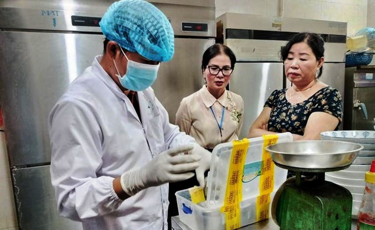 Hàng chục người ngộ độc thực phẩm sau khi ăn bánh mỳ ở Hội An - Ảnh 1.