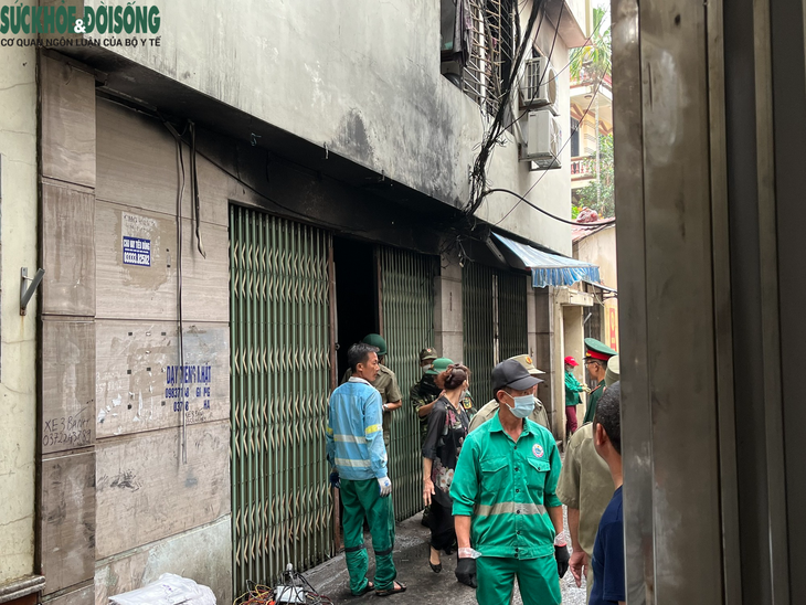 Cháy chung cư mini ở Hà Nội: "Cứu bố mẹ cháu với, cứu bố mẹ cháu với" - Ảnh 1.
