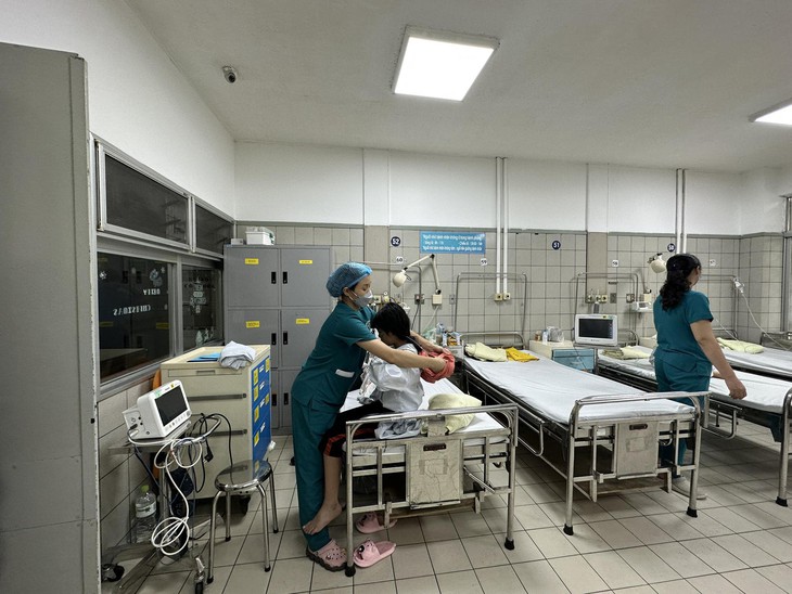 Vụ cháy chung cư mini: Em bé một mình ở bệnh viện Bạch Mai vui trở lại khi kết nối được với mẹ điều trị tại nơi khác - Ảnh 1. Vụ cháy chung cư mini: Em bé một mình ở bệnh viện Bạch Mai vui trở lại khi kết nối được với mẹ điều trị tại nơi khác - Ảnh 1.