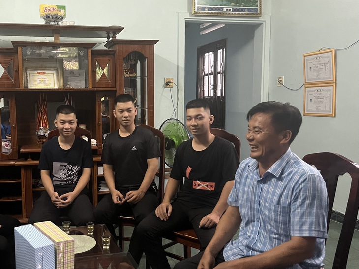 Hạnh phúc của ông bố có 3 con sinh cùng ngày, cùng đậu vào một trường của quân đội. - Ảnh 2. Hạnh phúc của ông bố có 3 con sinh cùng ngày, cùng đậu vào một trường của quân đội. - Ảnh 2.