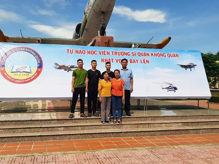 Hạnh phúc của ông bố có 3 con sinh cùng ngày, cùng đậu vào một trường của quân đội. - Ảnh 3. Hạnh phúc của ông bố có 3 con sinh cùng ngày, cùng đậu vào một trường của quân đội. - Ảnh 3.