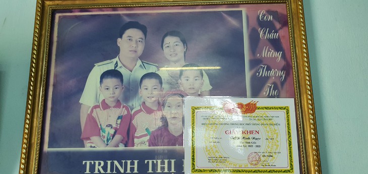 Hạnh phúc của ông bố có 3 con sinh cùng ngày, cùng đậu vào một trường của quân đội. - Ảnh 4. Hạnh phúc của ông bố có 3 con sinh cùng ngày, cùng đậu vào một trường của quân đội. - Ảnh 4.
