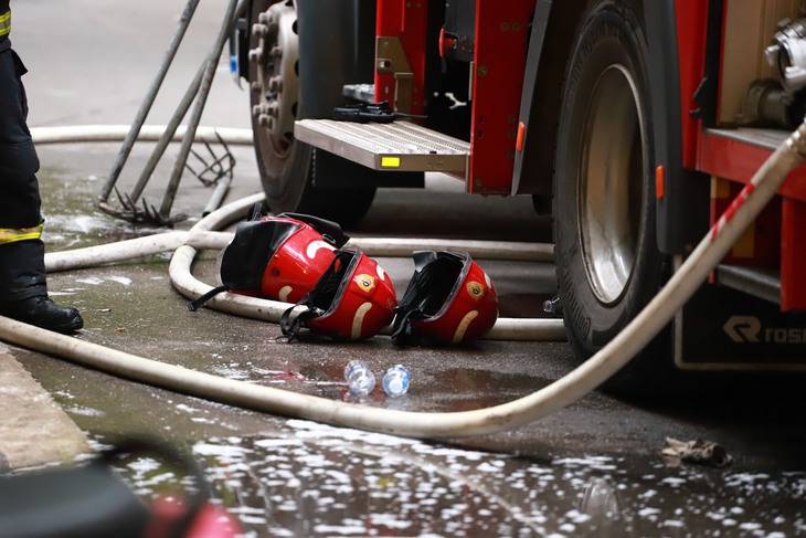 Công an chỉ cách thoát nạn khi cháy nhà cao tầng - Ảnh 4.