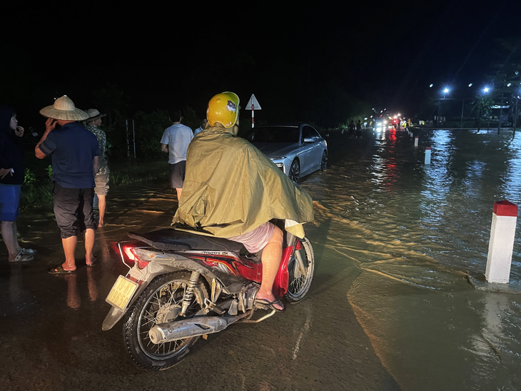 Thủ tướng chỉ đạo khẩn sau trận lũ khiến 10 người tử vong, mất tích - Ảnh 2. Thủ tướng chỉ đạo khẩn sau trận lũ khiến 10 người tử vong, mất tích - Ảnh 2.