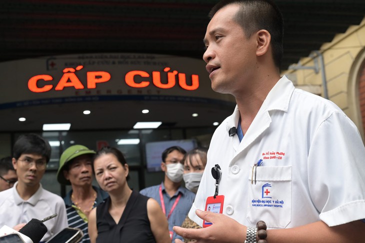 PGS.TS.BS Vũ Hoàng Phương thông tin về tình hình sức khỏe các nạn nhân.