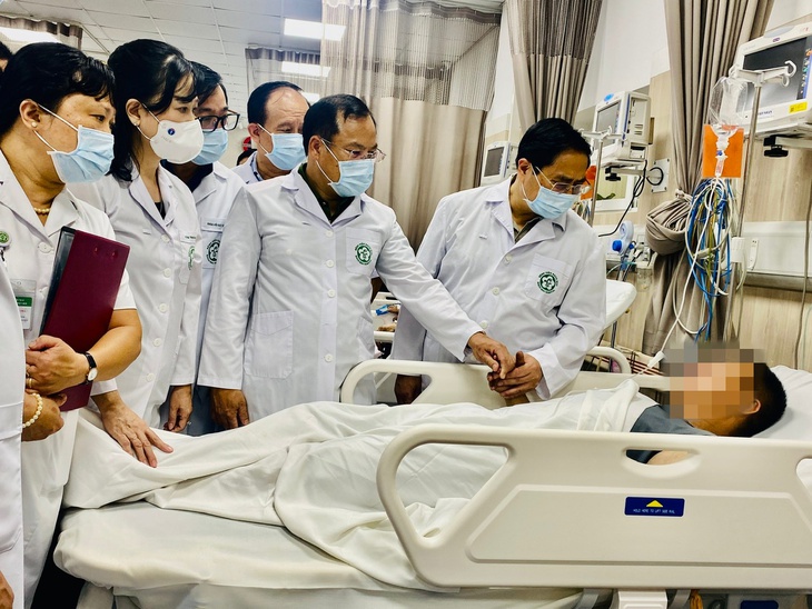 Thủ tướng Chính phủ, Bộ trưởng Bộ Y tế thăm, động viên nạn nhân vụ cháy chung cư mini - Ảnh 1.