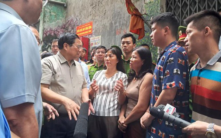 Thủ tướng tới hiện trường, chia sẻ với gia đình nạn nhân vụ cháy chung cư mini ở Khương Hạ