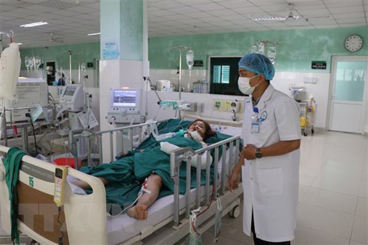 Kon Tum: Tập trung cứu chữa các nạn nhân vụ tai nạn trên đèo Lò Xo - Ảnh 1.