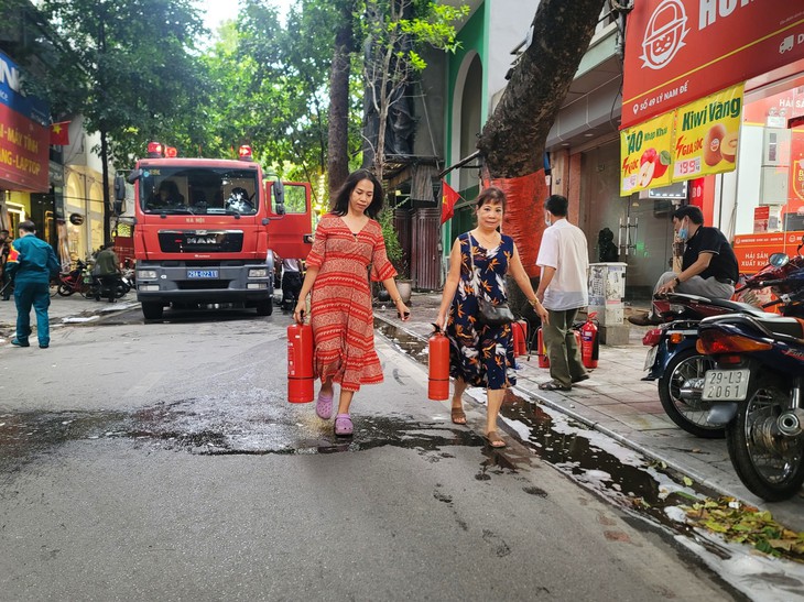 Người dân sắm sửa thêm trang thiết bị PCCC sau vụ cháy chung cư Khương Hạ. Người dân sắm sửa thêm trang thiết bị PCCC sau vụ cháy chung cư Khương Hạ.