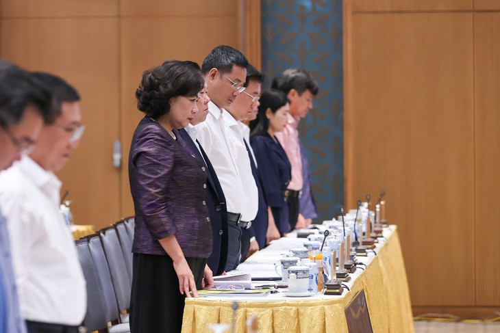 Thủ tướng và các đại biểu dành phút mặc niệm tưởng nhớ các nạn nhân tử vong trong vụ cháy - Ảnh 2.
