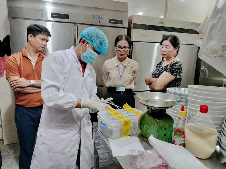 Thêm nhiều người bị ngộc độc sau khi ăn bánh mỳ Phượng, bao giờ có kết quả xét nghiệm? - Ảnh 1.