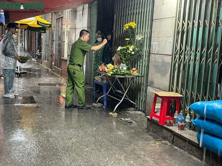 Xúc động người dân đến thắp hương cho các nạn nhân vụ cháy chung mini ở Hà Nội - Ảnh 1. Xúc động người dân đến thắp hương cho các nạn nhân vụ cháy chung mini ở Hà Nội - Ảnh 1.