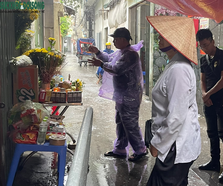 Xúc động người dân đến thắp hương cho các nạn nhân vụ cháy chung mini ở Hà Nội - Ảnh 2. Xúc động người dân đến thắp hương cho các nạn nhân vụ cháy chung mini ở Hà Nội - Ảnh 2.