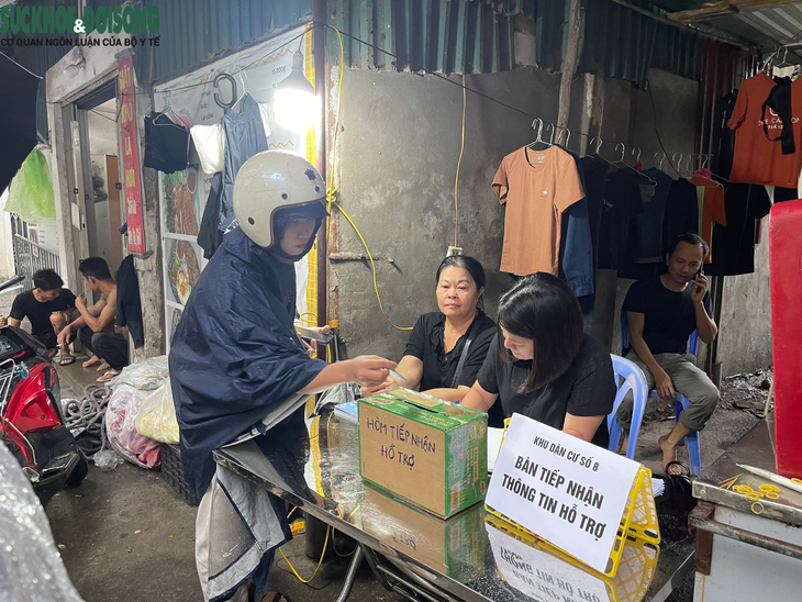 Xúc động người dân đến thắp hương cho các nạn nhân vụ cháy chung mini ở Hà Nội - Ảnh 3. Xúc động người dân đến thắp hương cho các nạn nhân vụ cháy chung mini ở Hà Nội - Ảnh 3.