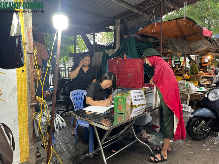 Xúc động người dân đến thắp hương cho các nạn nhân vụ cháy chung mini ở Hà Nội - Ảnh 5. Xúc động người dân đến thắp hương cho các nạn nhân vụ cháy chung mini ở Hà Nội - Ảnh 5.
