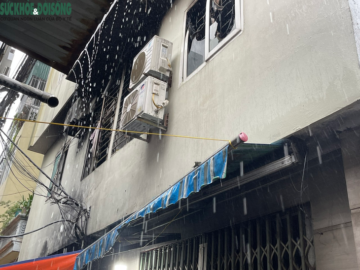 Người dân 'đội mưa' thăm viếng các nạn nhân vụ cháy chung mini ở Hà Nội - Ảnh 13. Người dân 'đội mưa' thăm viếng các nạn nhân vụ cháy chung mini ở Hà Nội - Ảnh 13.