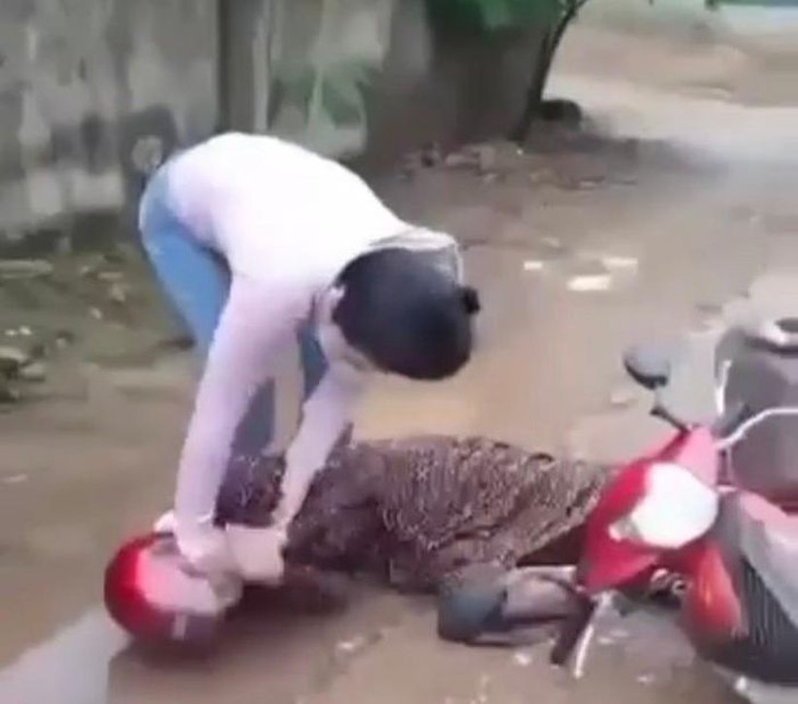 Cô giáo mầm non bị hành hung trên đường đi làm về - Ảnh 1.