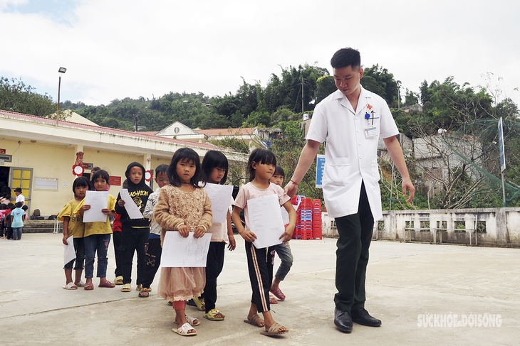 Hơn 300 học sinh vùng biên giới được Thầy thuốc quân y khám, tư vấn sức khỏe phát thuốc miễn phí trong dịp Tết Trung thu   - Ảnh 2.
