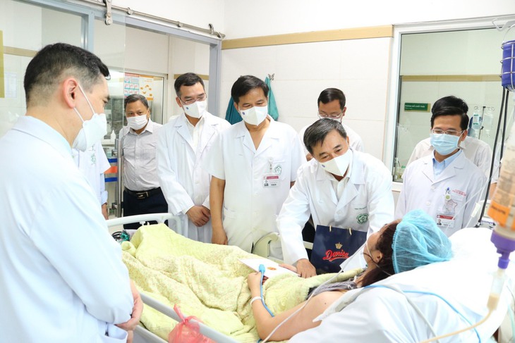 Thứ trưởng Bộ Y tế Trần Văn Thuấn thăm, trao quà động viên bệnh nhân nặng trong vụ cháy chung cư mini - Ảnh 1. Thứ trưởng Bộ Y tế Trần Văn Thuấn thăm, trao quà động viên bệnh nhân nặng trong vụ cháy chung cư mini - Ảnh 1.