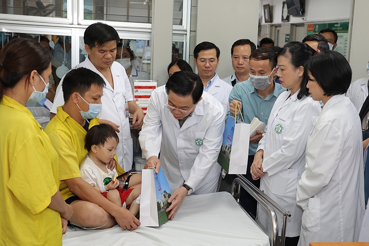 Chủ tịch Quốc hội Vương Đình Huệ thăm, động viên nạn nhân của vụ cháy chung cư mini - Ảnh 1. Chủ tịch Quốc hội Vương Đình Huệ thăm, động viên nạn nhân của vụ cháy chung cư mini - Ảnh 1.