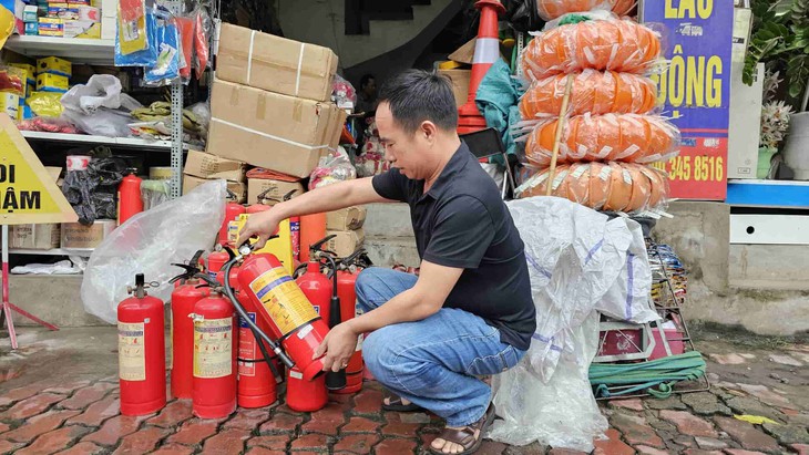Lực lượng QLTT tổ chức kiểm tra, xử lý nghiêm các hành vi vi phạm đối với tổ chức và cá nhân sản xuất, kinh doanh các mặt hàng phòng cháy, chữa cháy.