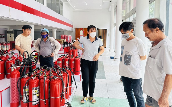 Người dân TPHCM đổ xô đi mua mặt nạ chống khói, thang dây, bình xịt cứu hỏa