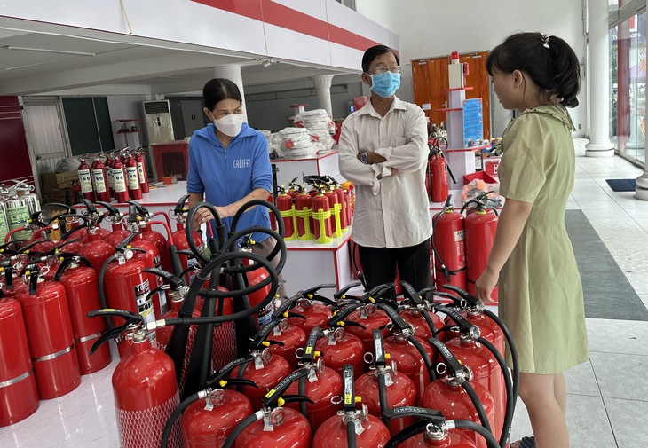 Người dân TPHCM đổ xô đi mua mặt nạ chống khói, thang dây, bình xịt cứu hỏa - Ảnh 2.