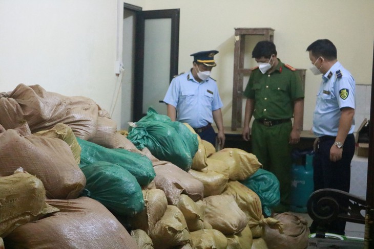 Phát hiện 3,5 tấn chân gà, thịt bò, nầm lợn đã bốc mùi hôi thối - Ảnh 2.